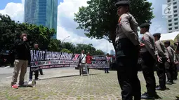 Aktivis dari Suara Pemuda Anti Korupsi (Speak) Jambi membentangkan spanduk saat menggelar "Aksi Solidaritas Dukungan Untuk KPK" di depan Gedung KPK, Jakarta, Senin (11/2). (Merdeka.com/Dwi Narwoko)
