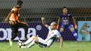 Pemain PS TNI, Talin Facundo menghalau bola dari kejaran pemain Perseru Serui pada laga Liga 1 2017 di Stadion Pakansari, Bogor, Minggu (18/6/2017). PS TNI menang 1-0. (Bola.com/Nicklas Hanoatubun)