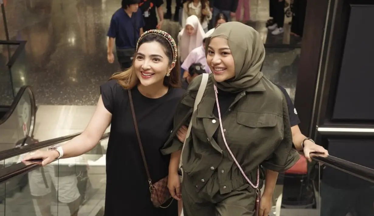 Aurel tampak mengenakan busana casual bernuansa Army, gaya ini tampilkan kesan effortless chic yang begitu memuaku. [Foto: Instagram/ Aurel Hermansyah]