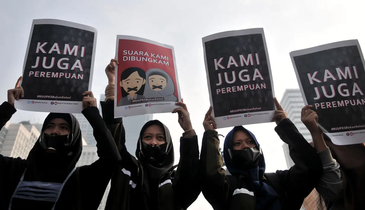 Aktivis yang tergabung dalam Aliansi Cerahkan Negeri saat menggelar aksi di area car free day, Bundaran HI, Jakarta, Minggu (28/4/2019). Aksi tersebut menolak disahkannya Rancangan Undang-undang Penghapusan Kekerasan Seksual (RUU PKS) yang tengah dibahas oleh DPR RI. (merdeka.com/Iqbal S. Nugroho)