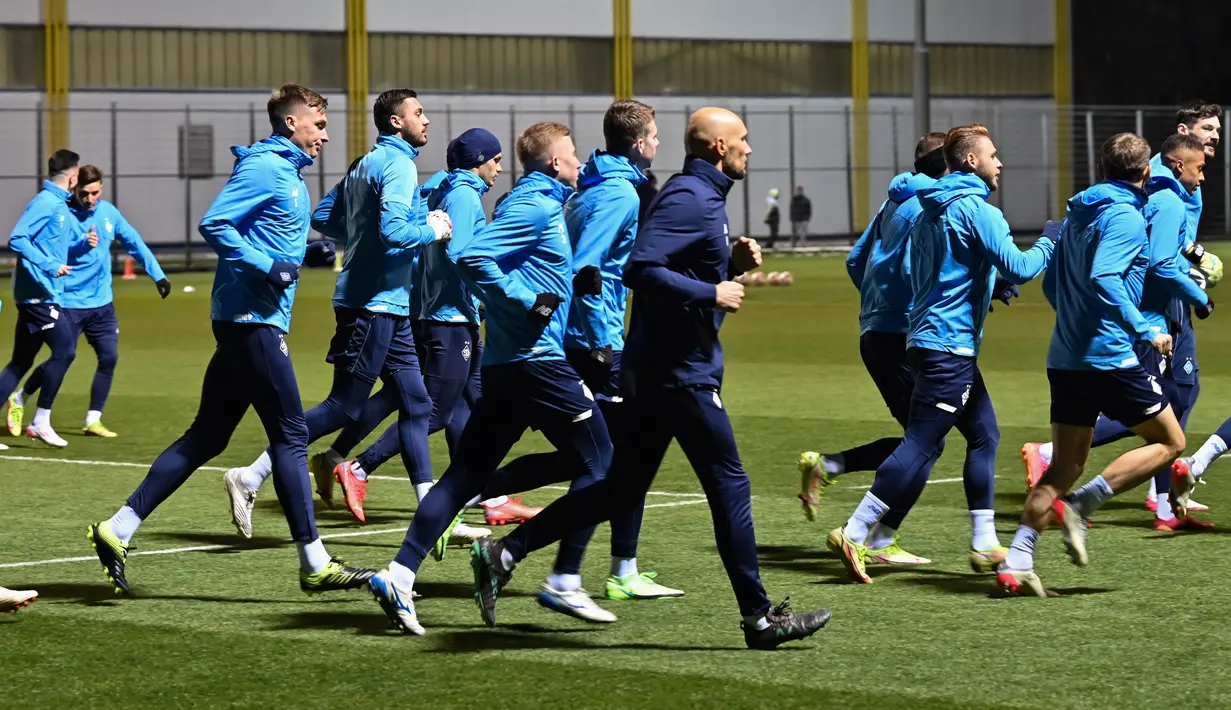 Para pemain Dynamo Kiev mengambil bagian dalam sesi latihan sebelum pertandingan grup Liga Champions, di tempat latihan tim di pinggiran Kiev, Senin (22/11/2021). Partai Liga Champions antara Dynamo Kyiv vs Bayern akan digelar di NSC Olympiyksyi pada Rabu (24/11) dinihari WIB.  (GENYA SAVILOV/AFP)