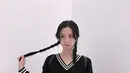 Manisnya penampilan Jisoo BLACKPINK pakai atasan sweater hitam yang serasi dengan rok mininya. [Foto: Instagram/sooyaaa__]