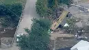 Sebuah bangunan tersangkut di jembatan di Waverly, Tennessee, Rabu (25/8/2021). Hujan deras selama akhir pekan menyebabkan banjir di Tennessee Tengah dan telah mengakibatkan puluhan orang tewas karena rumah dan jalan pedesaan hanyut. (AP Photo/Mark Humphrey)