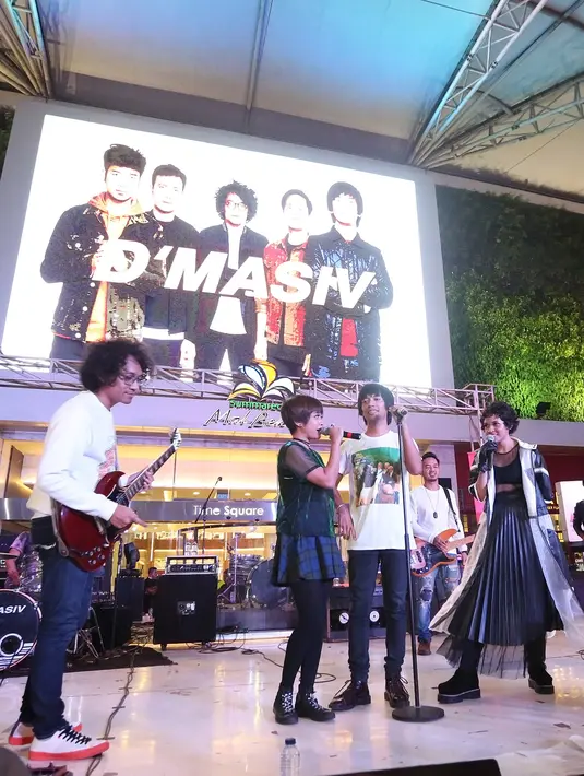 "Ini kita juga bantu yang lain sampai ada regenerasi. Kan nggak mau namanya itu-itu saja. Sekarang ada Dea ada Shima. Kita senang ada wajah baru," lanjut Rian. (Bambang E Ros/Bintang.com)