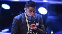 Bintang Real Madrid, Cristiano Ronaldo memenangkan The Best FIFA Men's Player 2017 pada ajang  The Best FIFA Football Awards, di London,  (23/10/2017). (AFP/Ben Stansall)