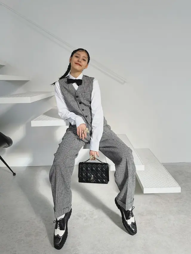 Adu Gaya Selebritis Korea Selatan dan Jepang Membawa Tas Miss Dior. Dok. Dior