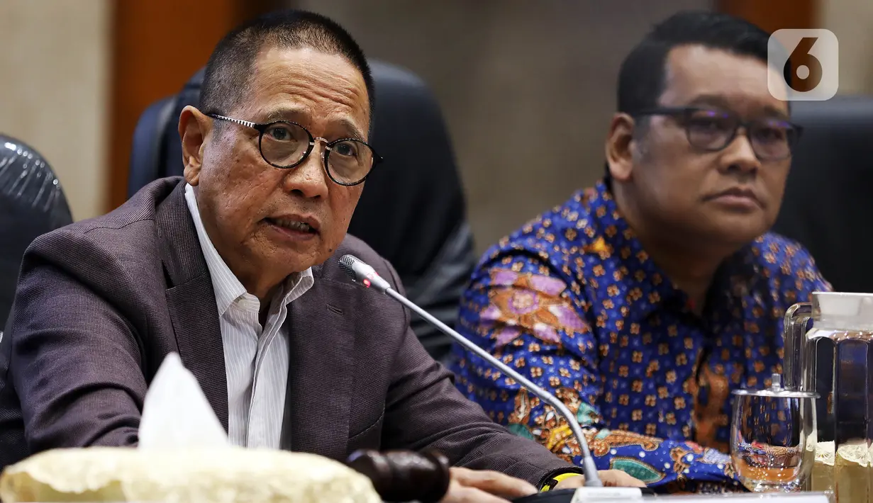 Ketua Komisi XI DPR RI Dito Ganinduto (kiri) saat  konferensi pers di Ruangan Komisi XI, Kompleks Parlemen, Senayan, Jakarta, Selasa (21/1/2019). Konferensi pers tersebut terkait Komisi XI sepakati membantuk Panja pengawasan kinerja industri jasa keuangan. (Liputan6.com/Johan Tallo)