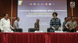 Suasana persiapan konferensi pers usai rapat koordinasi penertiban impor berisiko tinggi di kantor pusat Bea dan Cukai, Jakarta, Rabu (12/7). Rakor tersebut membahas perkembangan penertiban importir berisiko tinggi. (Liputan6.com/Faizal Fanani)