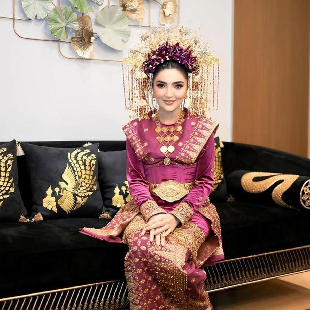 9 Potret Ashanty Pakai Baju Adat Palembang dengan Detail Mewah, Auranya Elegan