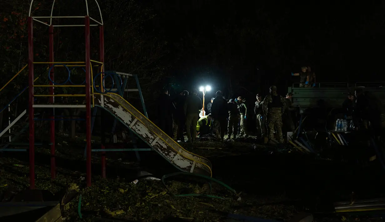 Insiden terjadi kala warga usai menghadiri pemakaman salah satu pejuang Ukraina. Pria tersebut diketahui gugur dalam perang dan dibawa kembali jenazahnya oleh keluarga untuk dimakamkan. (AP Photo/Alex Babenko)