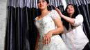 Sonya yang tak lain merupakan adik aktor Jonas Rivanno mengenakan gaun rancangan kakak iparnya, Asmirandah. (Liputan6.com/Miftahul Hayat)