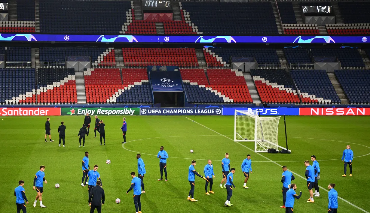 Para pemain RB Leipzig saat mengikuti sesi latihan di stadion Parc des Princes di Paris (23/11/2020). Leipzig akan bertanding melawan PSG pada Grup H Liga Champions. (AFP/Franck Fife)