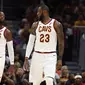 LeBron James (kanan) kembali tampil memperkuat Cleveland Cavaliers setelah absen pada tiga laga pramusim NBA, Rabu (11/10/2017) pagi WIB. (NBA)