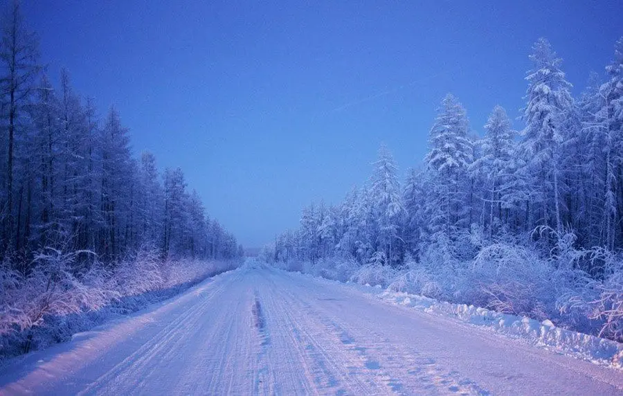 Jalan menuju ke desa Oymyakon.Source: Amos Chapple/Rex Features