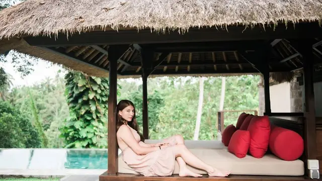 Potret Cassandra Lee Seru Nikmati Momen Staycation Ini Tampil Stylish