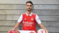 Fabio Vieira akhirnya resmi diperkenalkan sebagai rekrutan anyar Arsenal pada bursa transfer musim panas tahun ini, Selasa (21/6/2022). (dok. Arsenal)