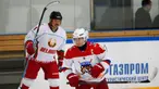 Presiden Rusia Vladimir Putin (kanan) dan Presiden Belarusia Alexander Lukashenko mengikuti Night Hockey League di Sochi, Rusia, Jumat (7/2/2020). Putin dan Lukashenko bermain hoki bersama saat jeda pembicaraan ekonomi antara kedua negara. (AP Photo/Alexander Zemlianichenko, Pool)