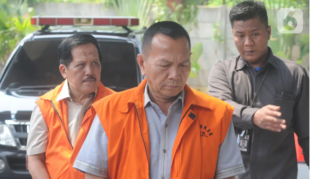 Mantan Ketua Komisi III DPRD Jambi dari Fraksi Partai Demokrat Zainal Abidin dan Mantan Anggota Fraksi Partai Demokrat DPRD Jambi Effendi Hatta akan menjalani pemeriksaan terkait kasus dugaan menerima suap pengesahan APBD 2017-2018 di Gedung KPK, Jakarta, Senin (14/10/2019).  (merdeka.com/Dwi Narwok