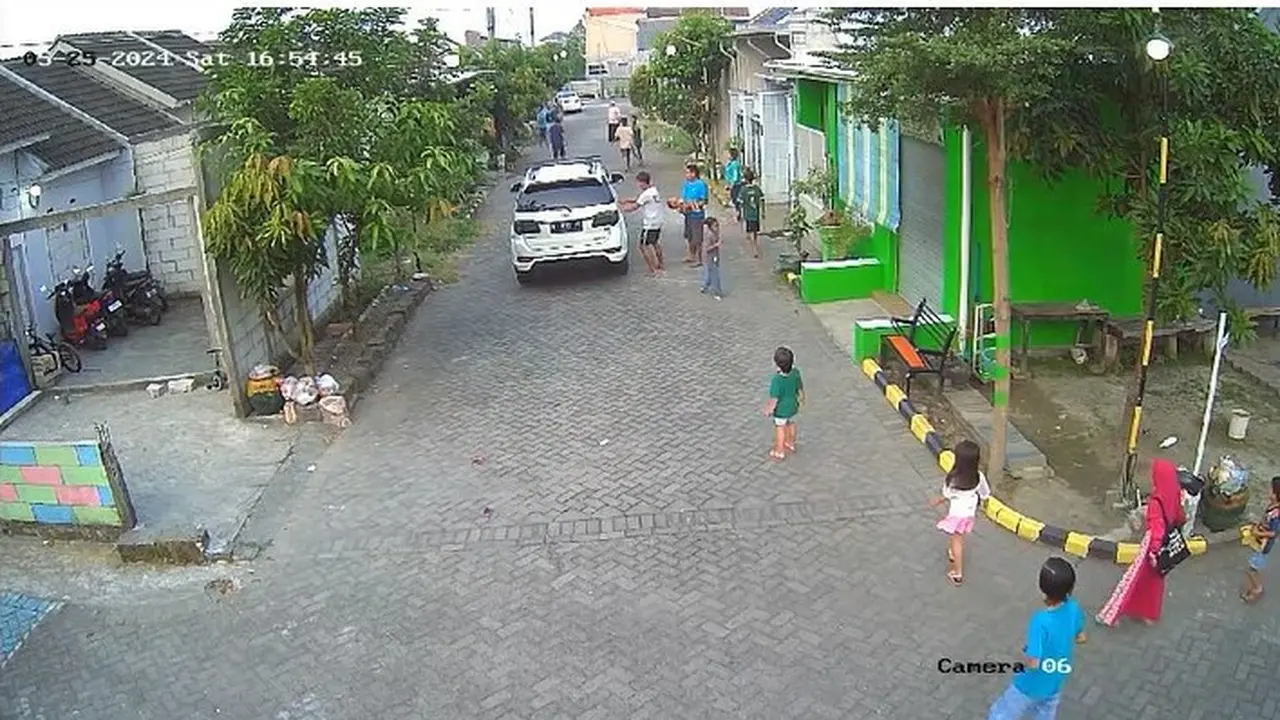 Mobil Fortuner menabrak balita dua tahun di Sidoarjo hingga tewas terpantantau CCTV warga. (Istimewa)