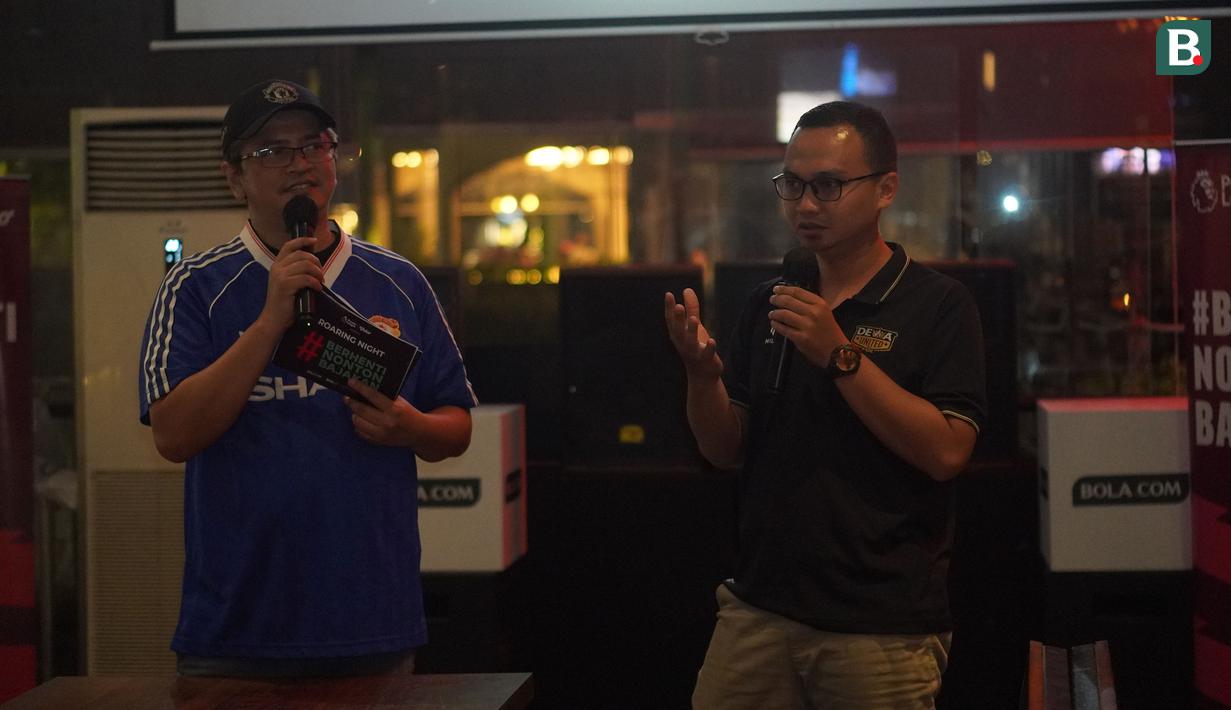 Jurnalis Bola.com, Hendry Wibowo (kanan) saat memberikan prediksi pertandingan antara Manchester United versus Everton saat Roaring Night Liga Inggris 2023/2024 yang berlangsung di Brewerkz, The Breeze BSD City, Tangerang, Sabtu (9/3/2024) malam WIB. (Bola.com/Afi)