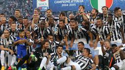  Perayaan scudetto seluruh penggawa Juventus di laga terakhir usai mengalahkan Napoli 3-1 (AFP PHOTO / MARCO BERTORELLO)