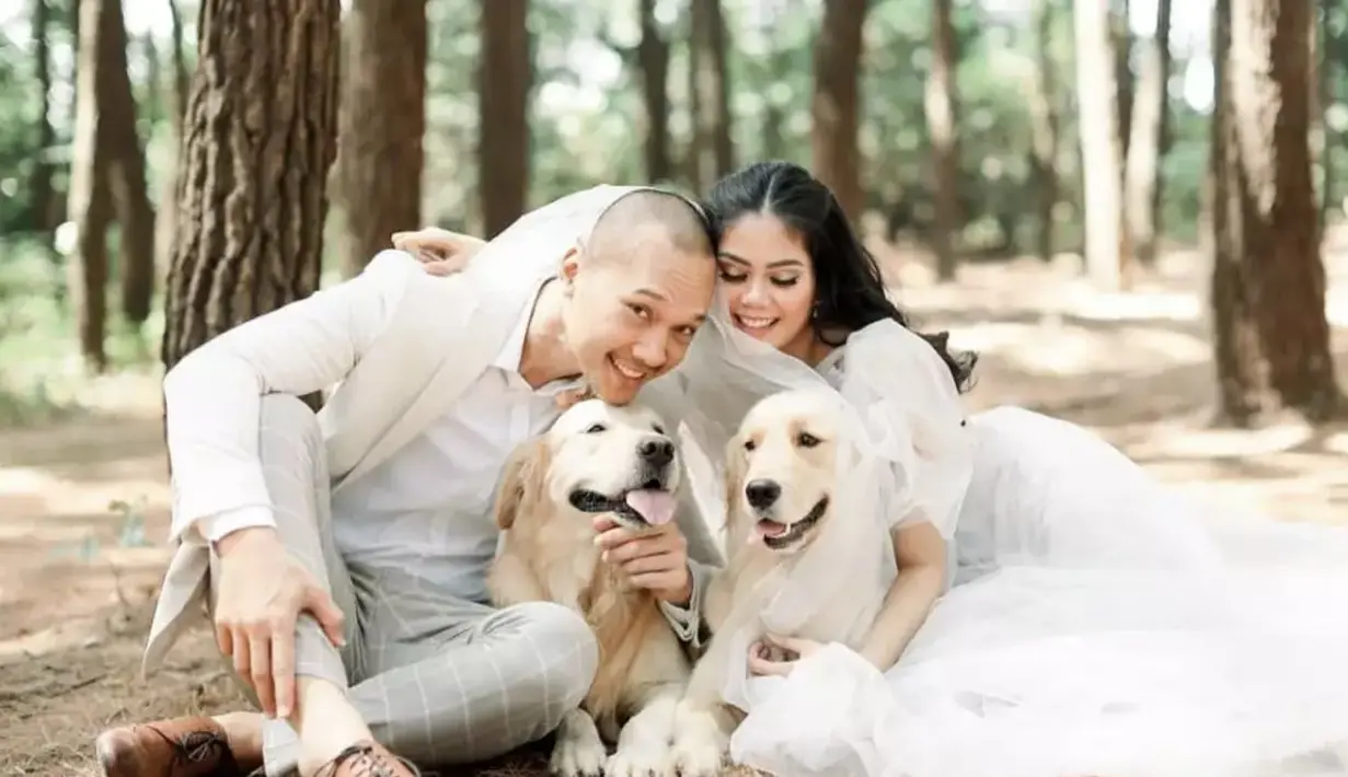 Bima Aryo juga melakukan sesi foto pre-wedding dengan kedua golden retriever kesayangannya. [Foto: Instagram/ Bima aryo]