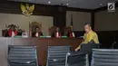 Terdakwa penerima suap, Sudiwardono jelang menjalani sidang putusan di Pengadilan Tipikor, Jakarta, Rabu (6/6). Mantan Ketua Pengadilan Tinggi Manado ini dinyatakan bersalah, dihukum enam tahun penjara, denda Rp 300 juta. (Liputan6.com/Helmi Fithriansyah)