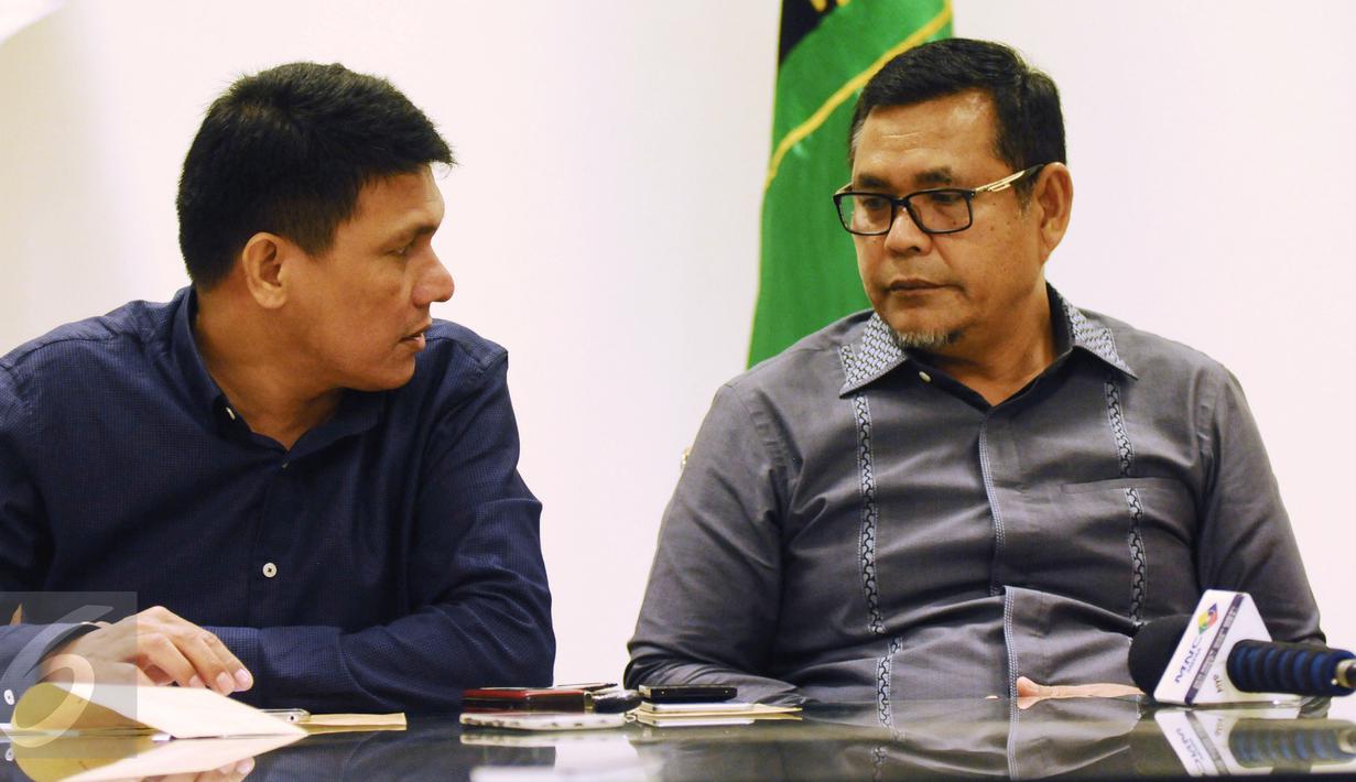 Anggota Majelis Islah PPP, Djafar Alkatiri (kiri) berbincang dengan Epriyadi Asda saat memberikan penyataan di Jakarta, Rabu (2/3/2016). PPP menyerukan kubu Romahurmuziy bergabung dalam Majelis Islah yang telah dibentuk. (Liputan6.com/Helmi Fithriansyah)