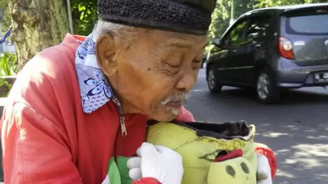 Setelah sempat dibawa oleh petugas Dinas Sosial Kabupaten Mojokerto, Jawa Timur, akhirnya terungkap fakta kalau sebenarnya kakek Suaedi sama sekali tak mengalami penyakit stroke, dan merupakan warga Mojokerto, bukan Gresik.