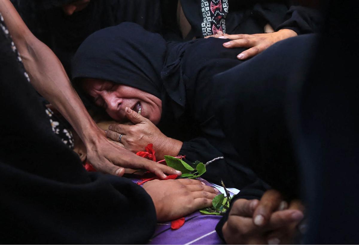 FOTO: Ratapan Pilu di Gaza, Serangan Dekat Pusat Bantuan Tewaskan Puluhan Warga Palestina