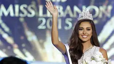 Valerie Abou Chacra memberikan salam kepada penonton usai mengetahui dirinya memenangkan Miss Lebanon 2015 di Beirut, Lebanon, Senin (12/10/2015). Valerie masih berstatus Mahasiswi disalah satu Universitas. (REUTERS/Mohamed Azakir)