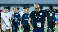Pelatih Timnas Indonesia U-17, Nova Arianto tertunduk lesu usai memimpin tim asuhannya bertanding melawan China dalam laga uji coba di Indomilk Arena, Tangerang, Banten, Minggu (8/2/2026). (Bola.com/M Iqbal Ichsan)