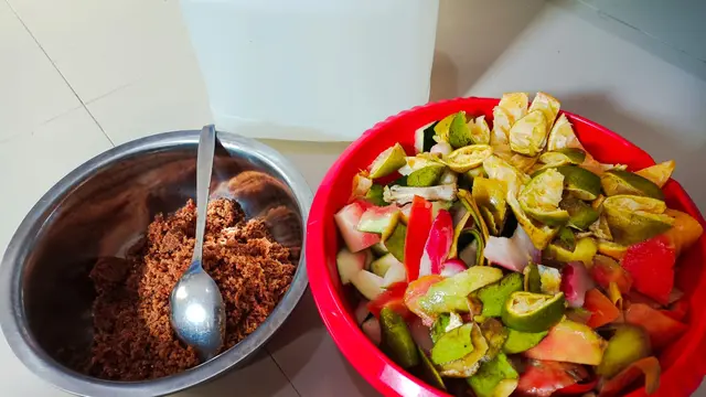 Praktek pembuatan Eco Enzyme oleh perserta