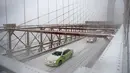 Sejumlah kendaraan melintas di jembatan Brooklyn saat badai salju New York City, AS (9/2). Badai salju akan terjadi di New York dan Philadelphia dengan kecepatan angin mencapai 48 kilometer per jam. (Drew Angerer / Getty Images / AFP)