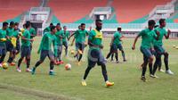 Suasana latihan Timnas Indonesia jelang semifinal Piala AFF 206 melawan Vietnam di Stadion Pakansari, Bogor, Selasa (29/11/2016). (Bola.com/Arief Bagus)