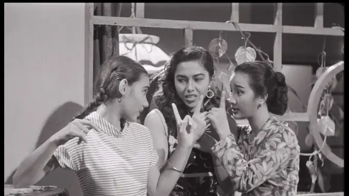 Cuplikan adegan Tiga Dara karya Usmar Ismail (1956)