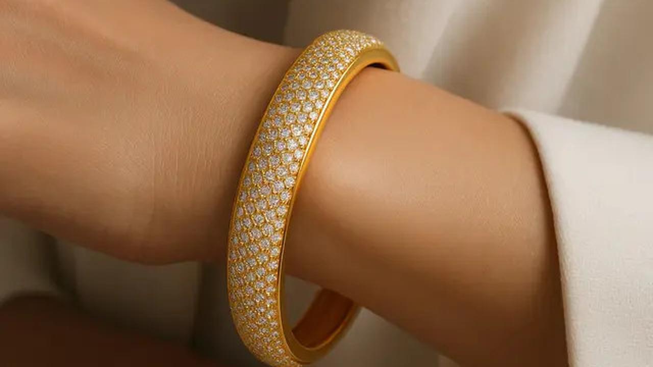 7 Model Gelang Emas Bangle 50 Gram 22 Karat Favorit Ibu Sosialita di 2025, Tampil Glamor