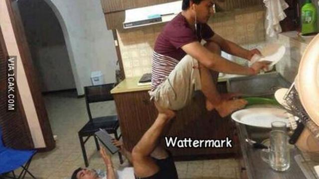 6 Potret Nyeleneh Orang Saat Cuci Piring Ini Bikin Tepuk Jidat