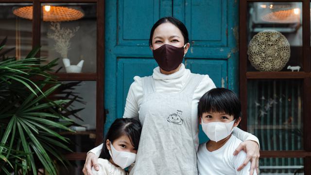 <span>Ilustrasi ibu dan anak mengenakan masker | pexels.com/@ketut-subiyanto</span>