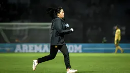 dr Mufida juga jadi pemanis di laga ini. Suporter yang ada di tribun selalu bersorak ketika perempuan 25 tahun ini masuk lapangan. (Bola.com/Iwan Setiawan)