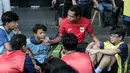 Legenda Timnas Indonesia, Evan Dimas memberikan instruksi kepada peserta acara coaching clinic bersama Nagoya Grampus di Garuda Store, GBK, Senayan Jakarta, Jumat (26/06/2025) pagi WIB. (Bola.com/Bagaskara Lazuardi)