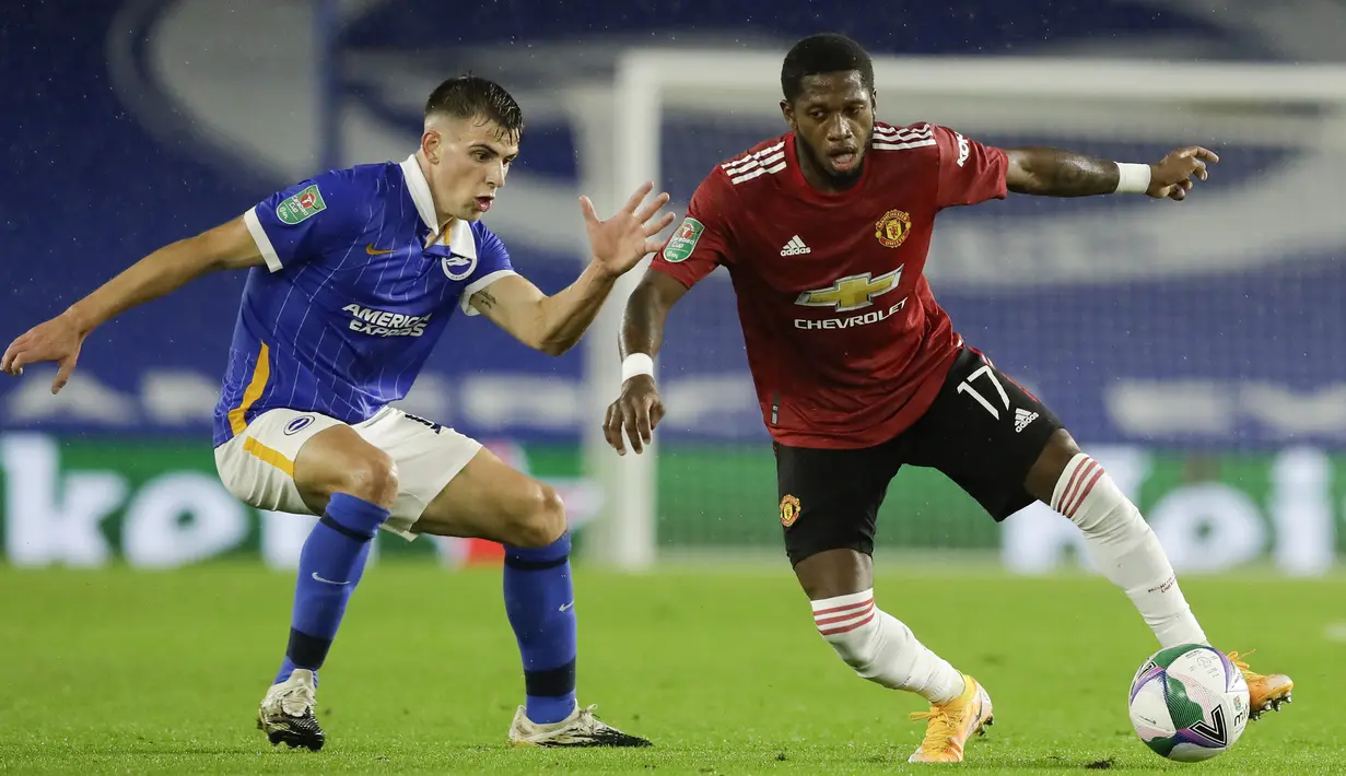 Gelandang Manchester United, Fred, berebut bola dengan gelandang Brighton, Jayson Molumby, pada laga Carabao Cup di Stadion Falmer, Kamis (1/10/2020) dini hari WIB. Manchester United menang 3-0 atas Brighton. (Matt Dunham/Pool via AP)