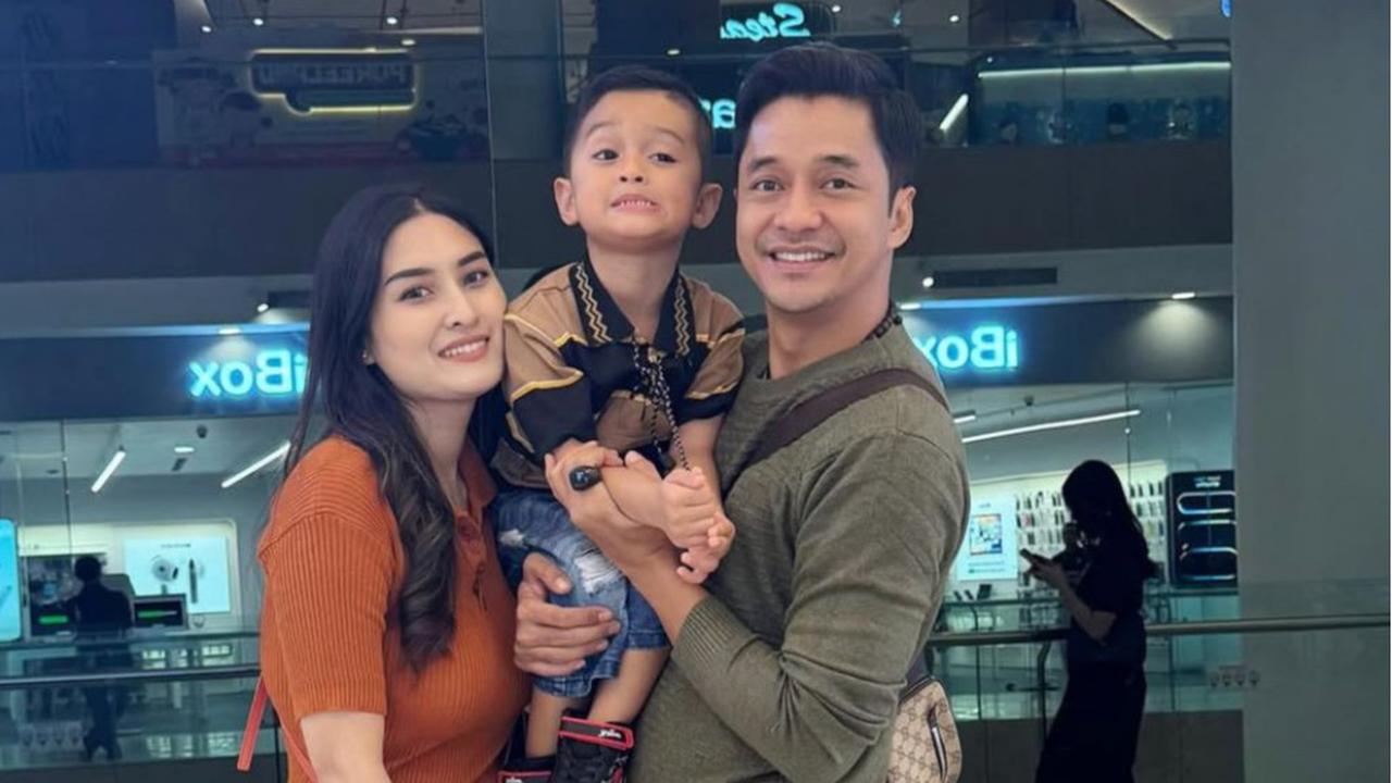 Pasutri Jauh dari Gosip, 5 Potret Rumah Tangga Adly Fairuz dan Angbeen Rishi yang Penuh Romantisme