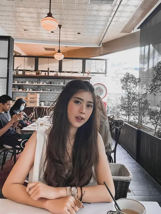 Tergila-gila dengan olahraga berkuda, Larasati Wira bahkan sudah punya sertifikat berkuda. Ia dinyatakan lulus dan mahir menunggang kuda. (Liputan6.com/IG/@larasatiwira).