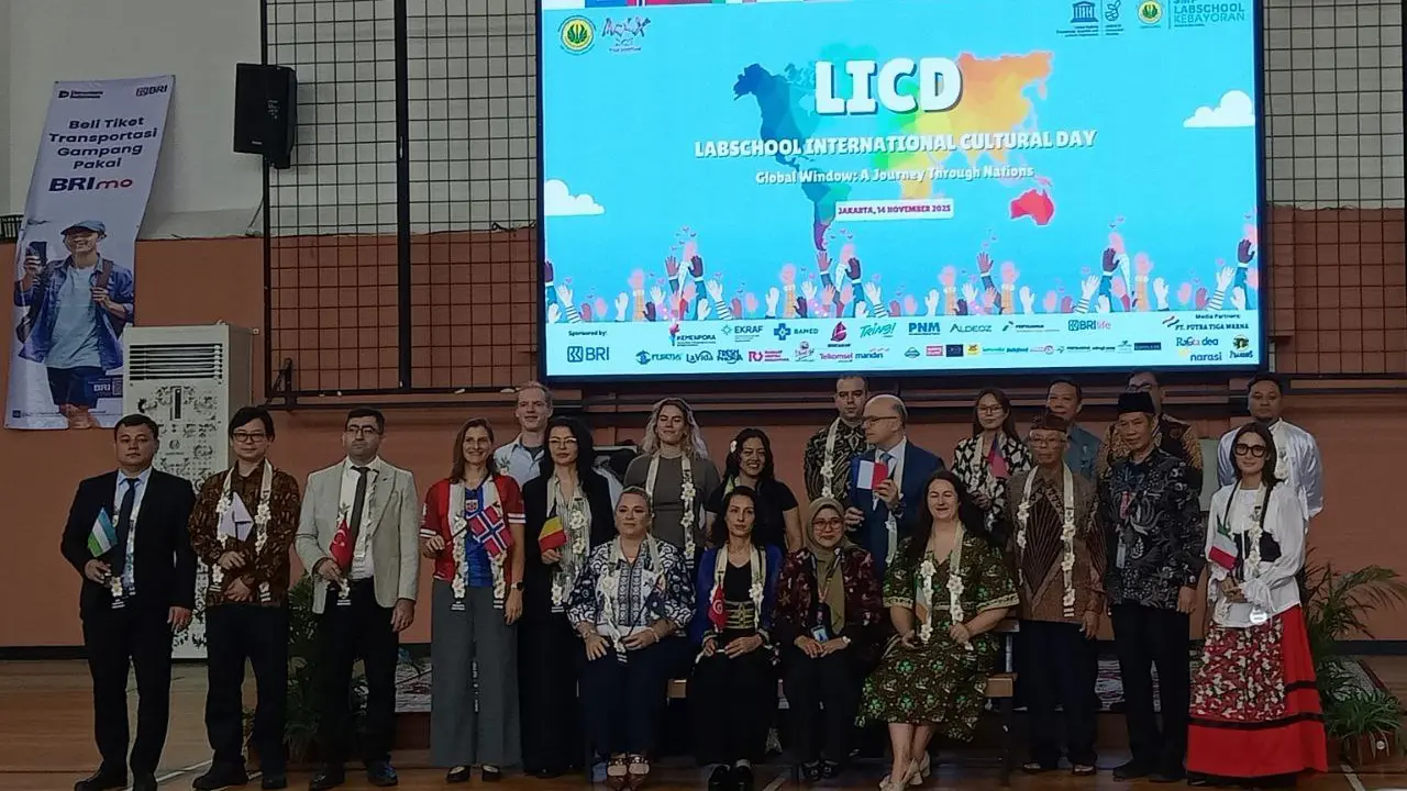 Foto bersama perwakilan dari 14 negara