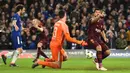Striker Barcelona, Luis Suarez, merayakan gol yang dicetak Lionel Messi ke gawang Chelsea pada laga Liga Champions di Stadion Stamford Bridge, London, Selasa (20/2/2018). Chelsea sementara unggul 1-0 atas Barcelona. (AFP/Glyn Kirk)