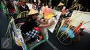 Seorang peserta karnaval melukis diatas becak saat mengikuti karnaval budaya keris summit 2015 di Jl Malioboro, Yogyakarta,  Rabu (28/10/2015). Keris Summit 2015 akan berlangsung di beteng vredeburg Yogyakarta. (Boy T Harjanto)