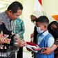 Bupati Lumajang Thoriqul Haq (Kanan) serahkan segeram baru gratis kepada siswa di Lumajang (Istimewa)