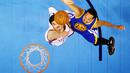 Pemain Warriors, Shaun Livingston #34 menghalau tembakan pemain Thunder, Enes Kanter #11 pada Final Wilayah Barat NBA Playoffs 2016 di Chesapeake Energy Arena, Oklahoma, (24/5/2016). (Ronald Martinez/Getty Images/AFP)