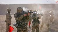 Aksi prajurit Tentara Pembebasan Rakyat (PLA) saat menembak dalam latihan militer di Pegunungan Pamir, Kashgar, wilayah Xinjiang, barat laut China (4/1/2021). (AFP/STR)